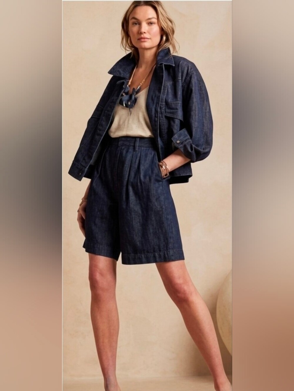 Banana Republic‎ Pleated Denim Shorts in Dark Blue - Picture 2 of 8